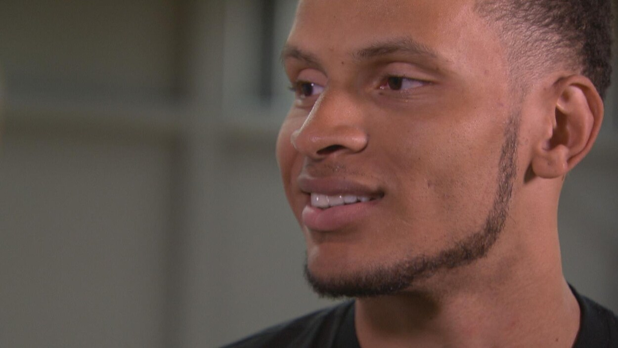 Gros plan sur le visage de Andre De Grasse.