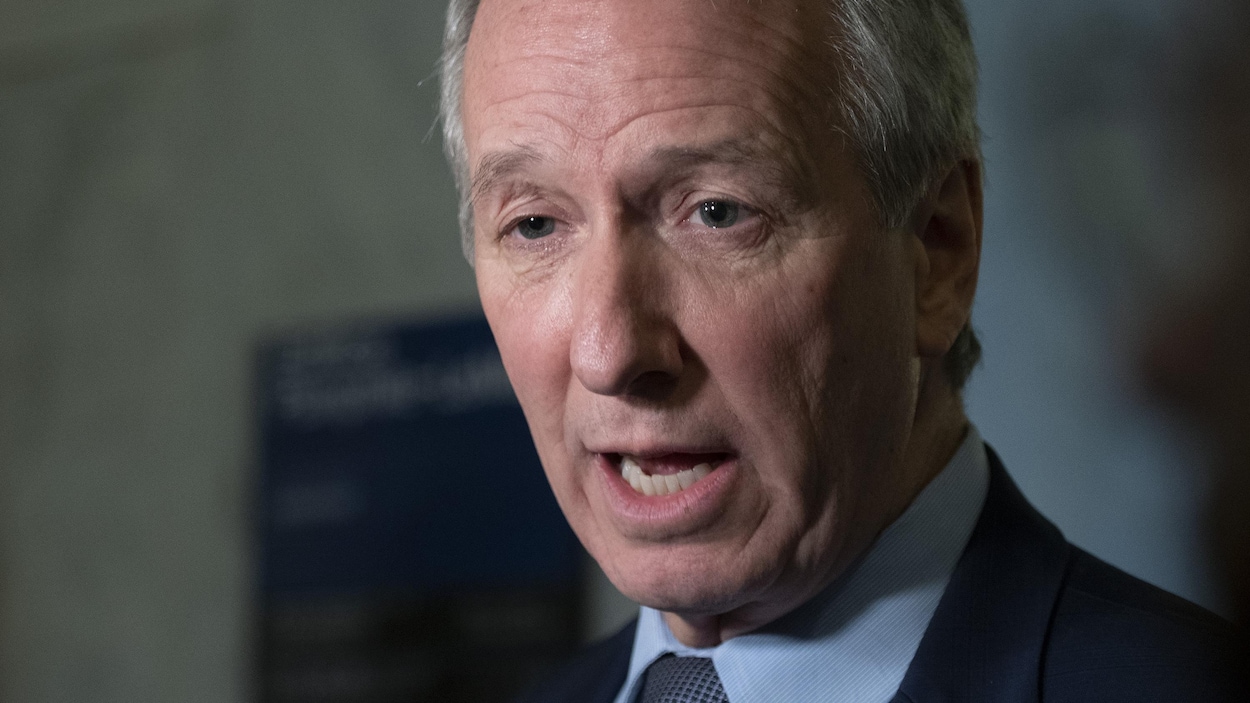 André Lamontagne en gros plan dans un couloir.