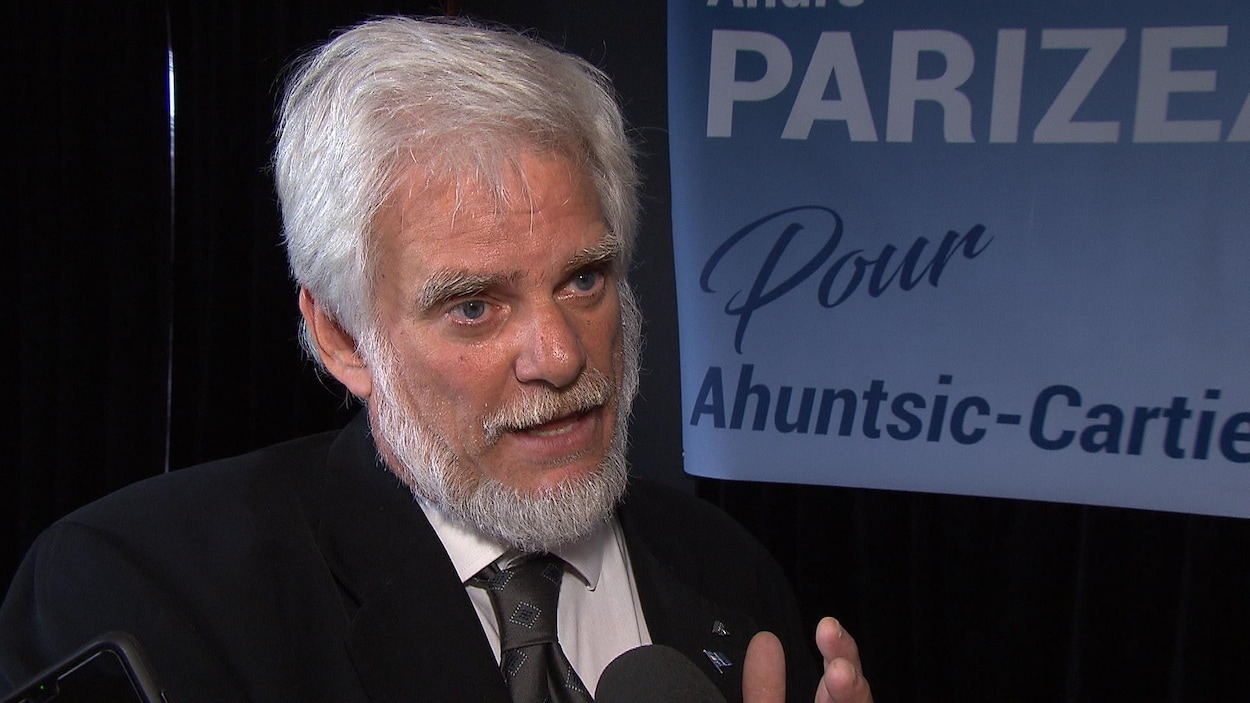 André Parizeau lors d'un point de presse.