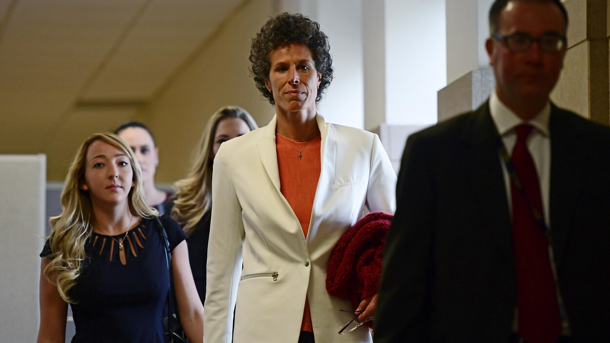 Andrea Constand marche dans le tribunal. Andrea Constand marche dans le tribunal.