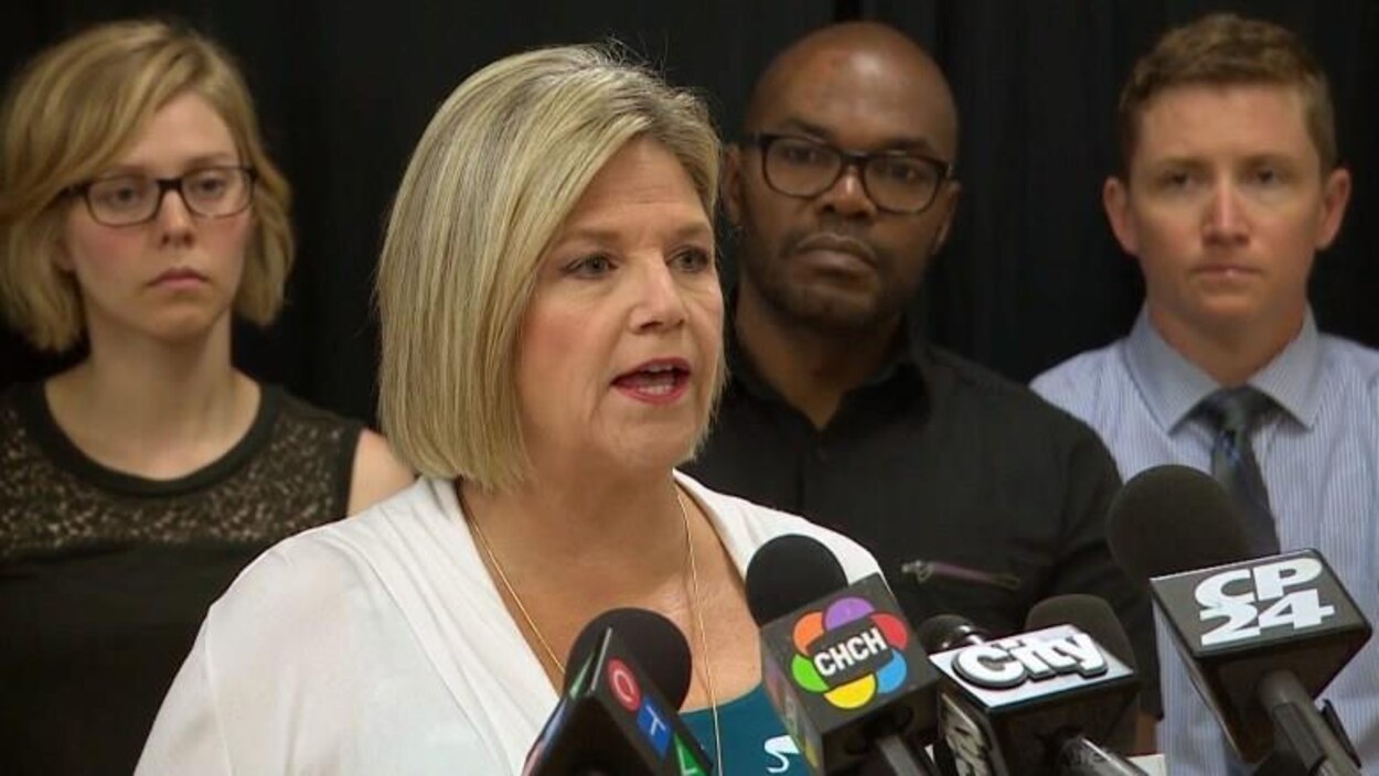 Andrea Horwath, chef de l'opposition officielle aux micros des journalistes.