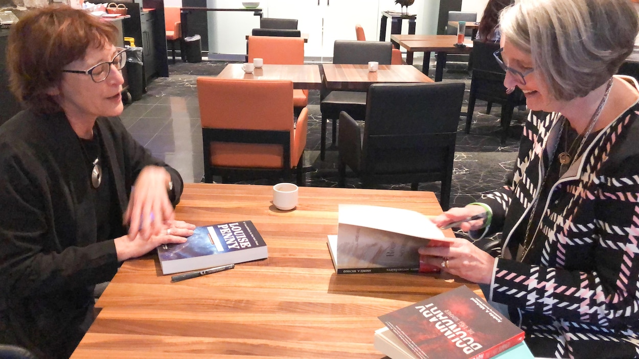 Les deux auteures se sont dédicacés leur livre respectif et lisent la dédicace