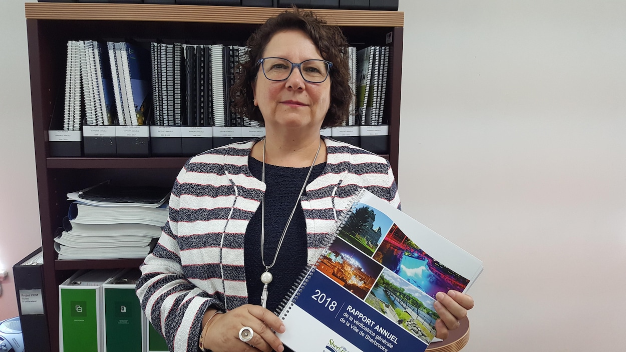 Andrée Cossette avec son rapport en main.