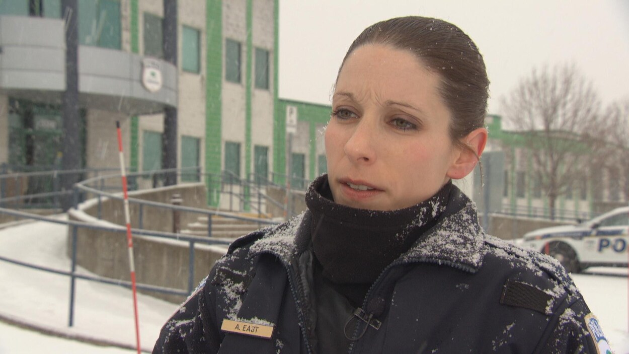 Andrée East en entrevue à Radio-Canada, à l'extérieur, l'hiver.