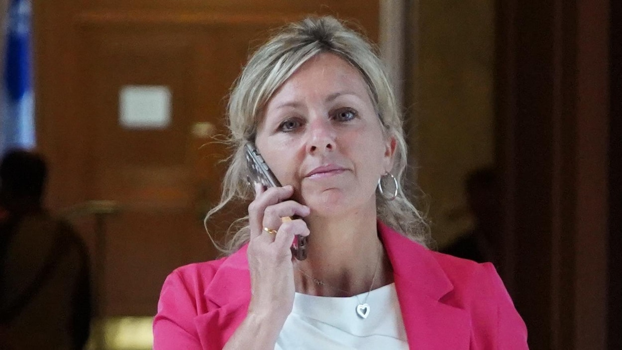 « Places fantômes » en garderie : la ministre Laforest « aurait dû mettre fin à l’appel »
