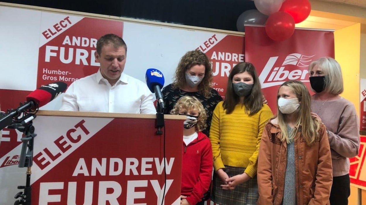 Andrew Furey s'est adressé aux médias après sa victoire dans la circonscription de Humber-Gros Morne.