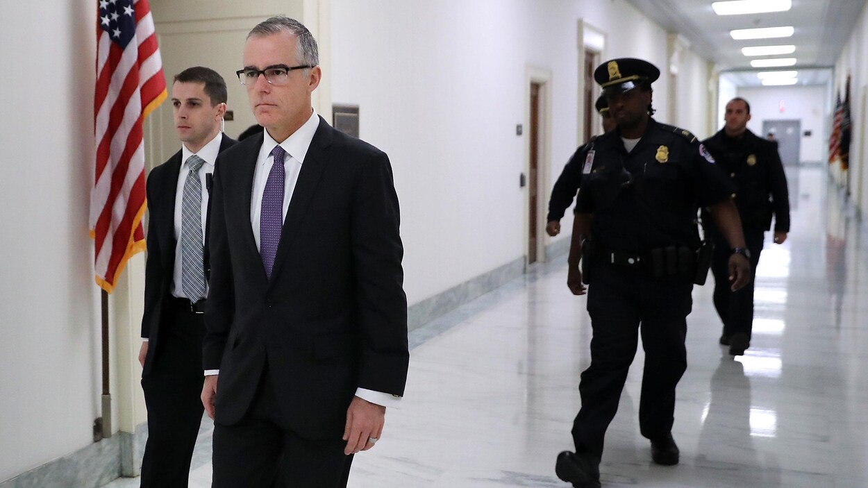 Andrew McCabe est escorté par la police américaine avant une réunion avec les membres des comités de surveillance et de réforme gouvernementale. Andrew McCabe est escorté par la police américaine avant une réunion avec les membres des comités de surveillance et de réforme gouvernementale.