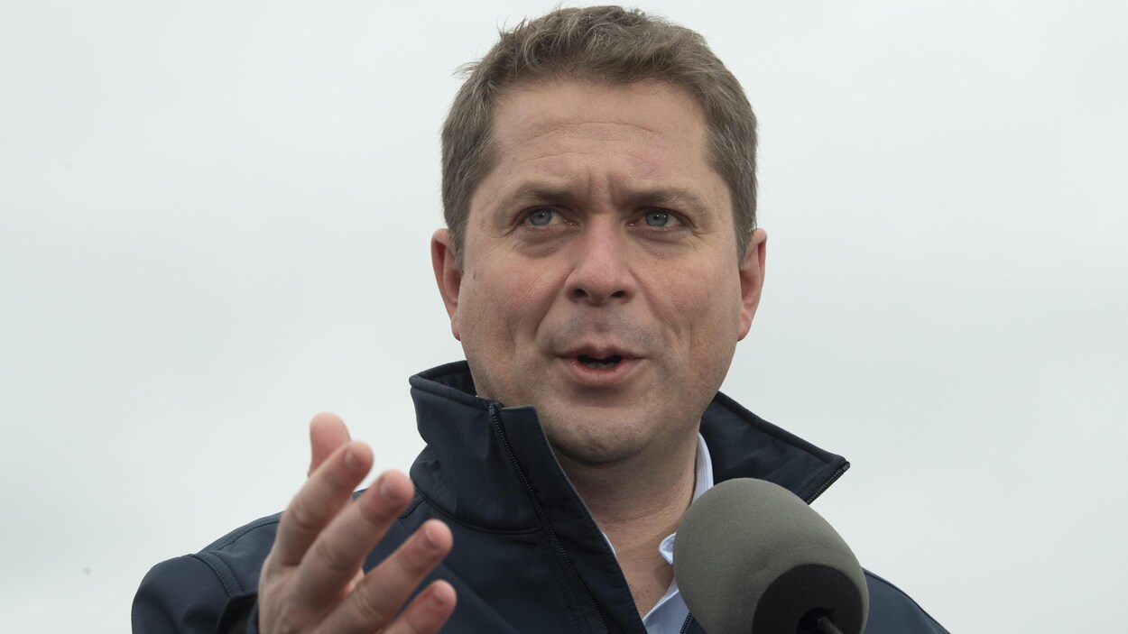 Andrew Scheer parle dans un micro.