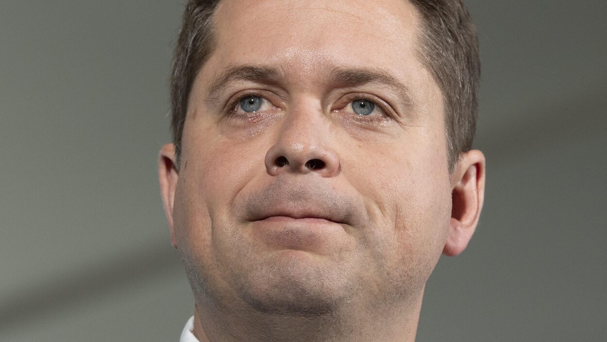 Gros plan d'Andrew Scheer, qui affiche un air sérieux.