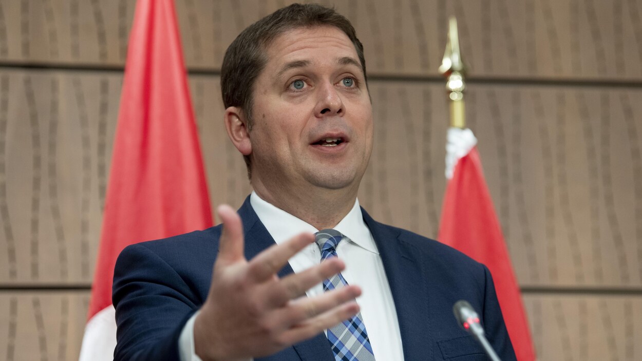 Portrait d'Andrew Scheer qui s'exprime en conférence de presse.