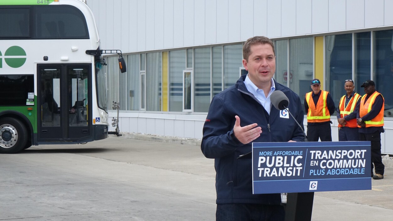 Andrew Scheer s’adresse aux journalistes à Mississauga.