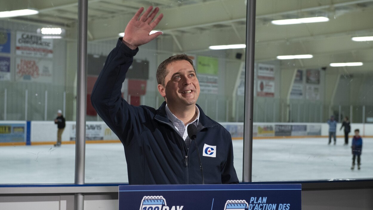 Andrew Scheer dans l'écran d'une caméra.