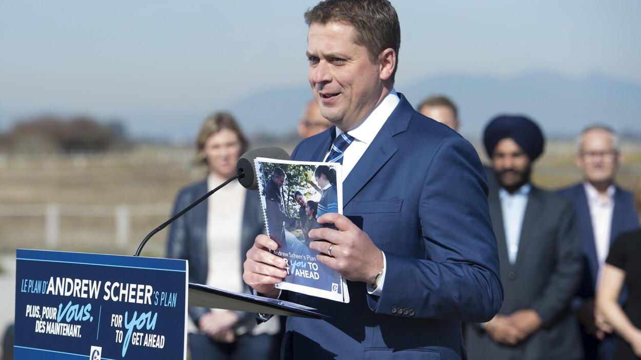 Andrew Scheer tient son cadre financier en conférence de presse.