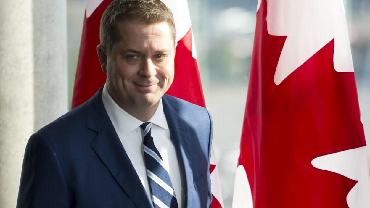 Andrew Scheer en train de marcher.