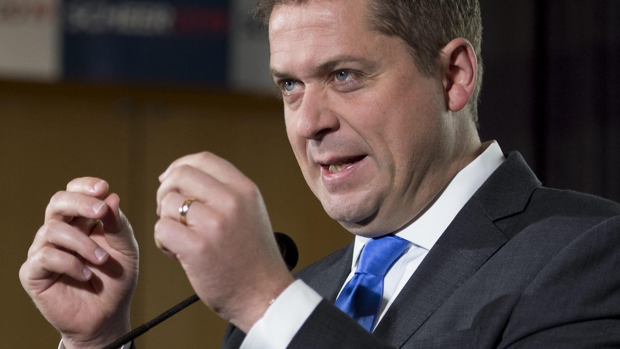 Andrew Scheer en conférence de presse.