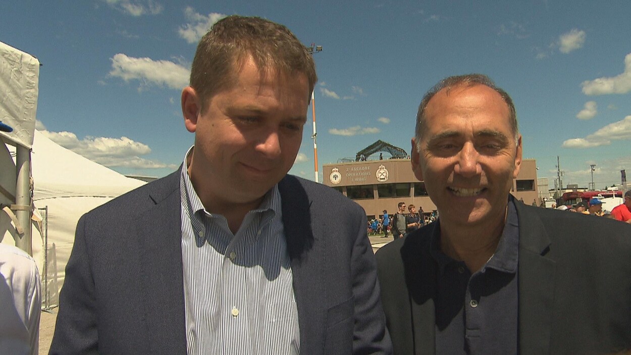 Les élus conservateurs Andrew Scheer et Richard Martel rencontrent la presse.