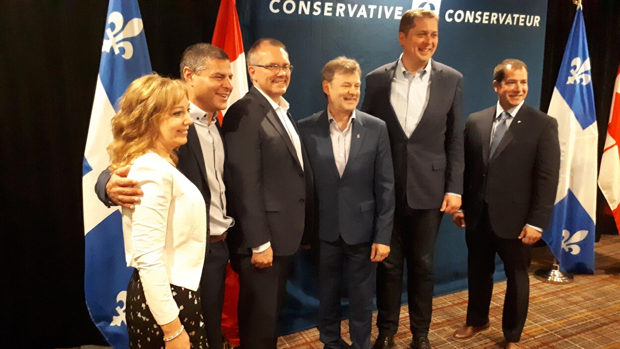 Andrew Scheer est entouré de ses candidats et députés estriens.