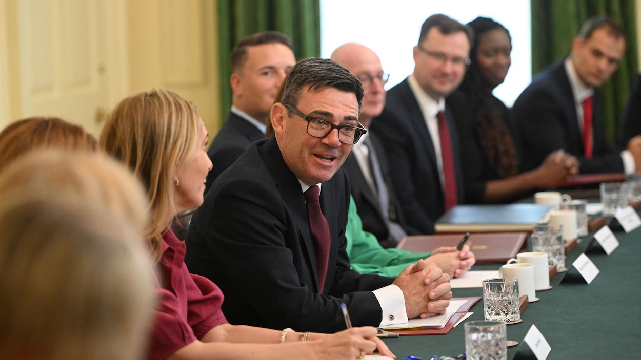 Royaume-Uni : Andy Burnham réunit son gouvernement et s’engage pour le pouvoir d’achat