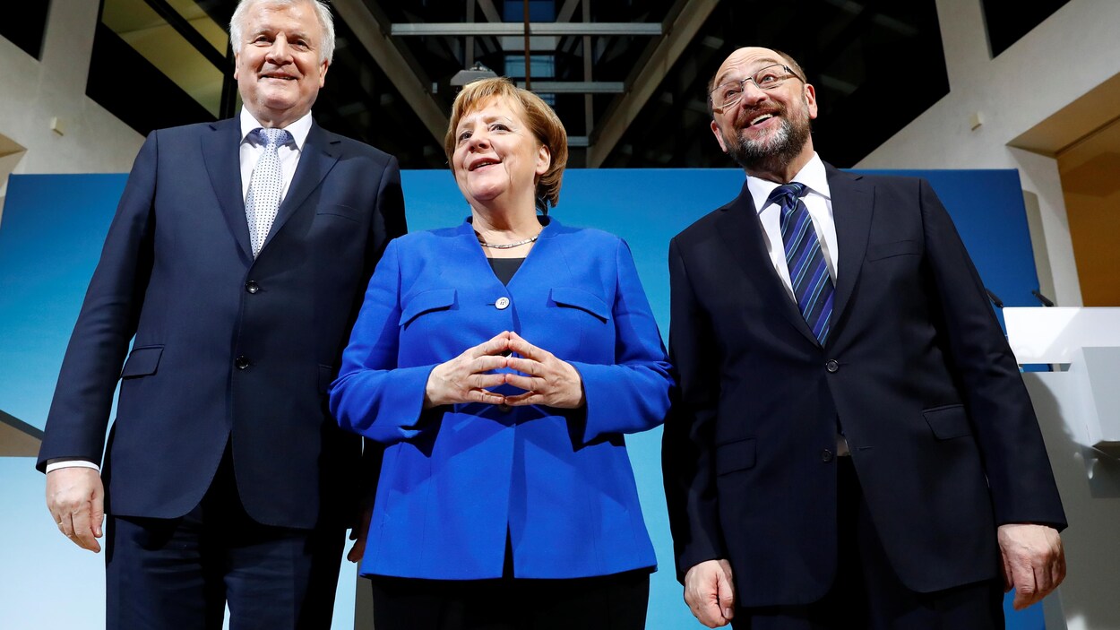 Angela Merkel, entourée des chefs de la CSU et du SPD, Horst Seehofeer et Martin Schulz.