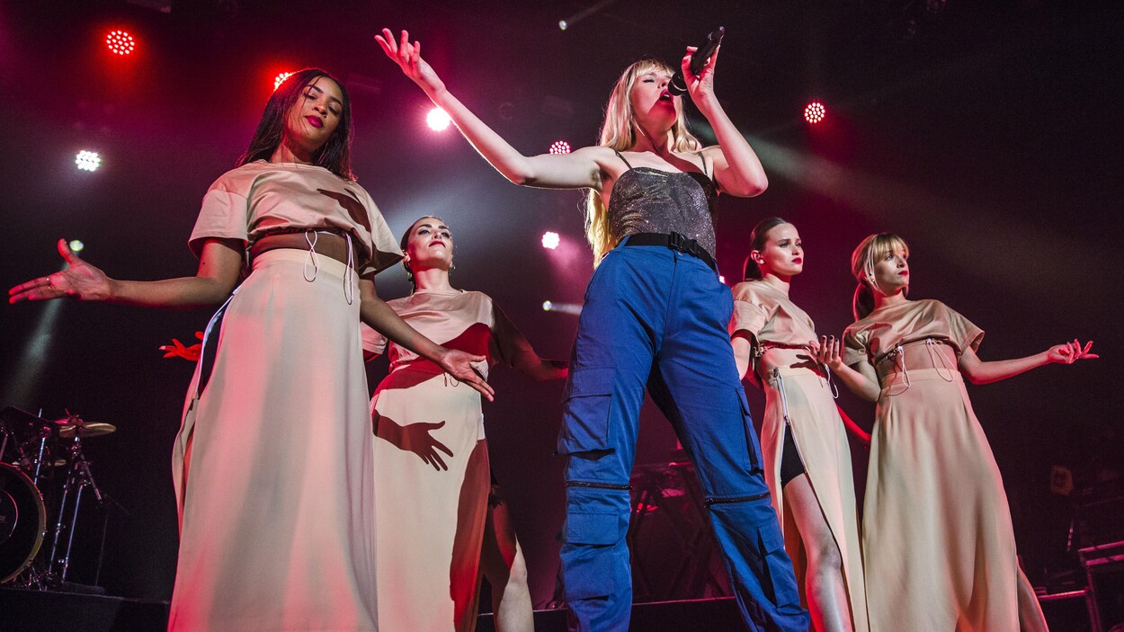 Elle est au centre de quatre danseuses.