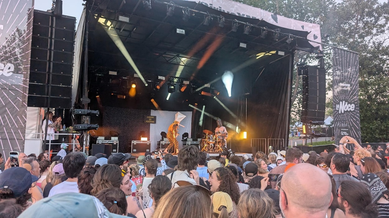 Une foule dense et festive pour le retour d’Angine de Poitrine à la maison