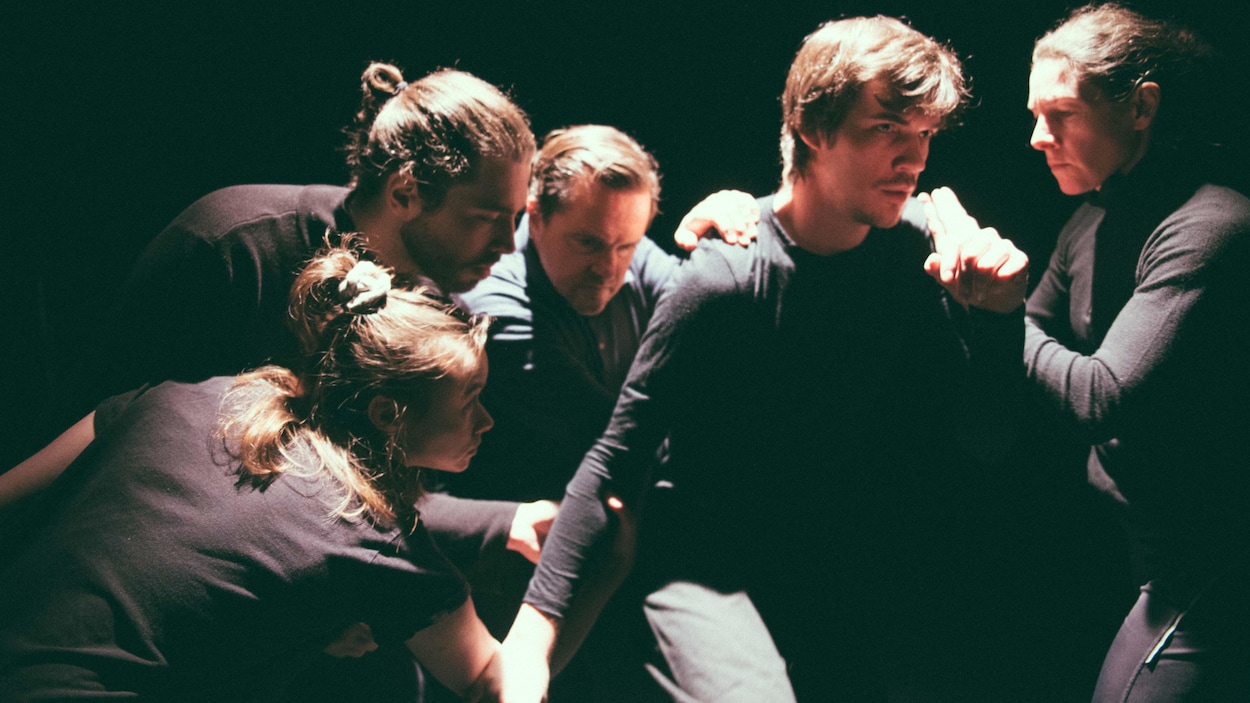 Les artistes du spectacle « Angle Mort » en répétition. Ils sont trois hommes et deux femmes. .