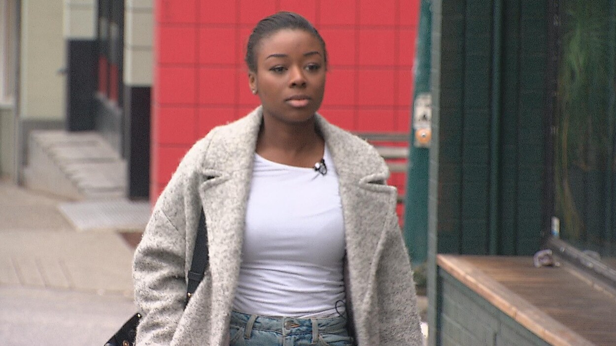 Anika Vassell qui a été victime d'une insulte raciste à Vancouver marche le long d'un trottoir.