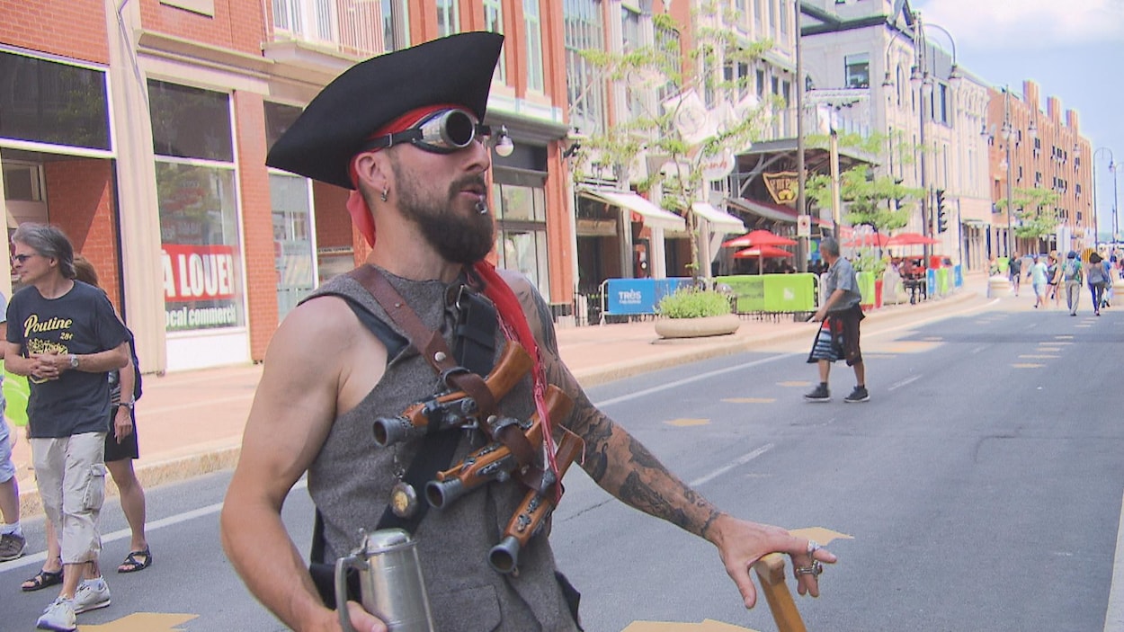Un pirate dans la rue.