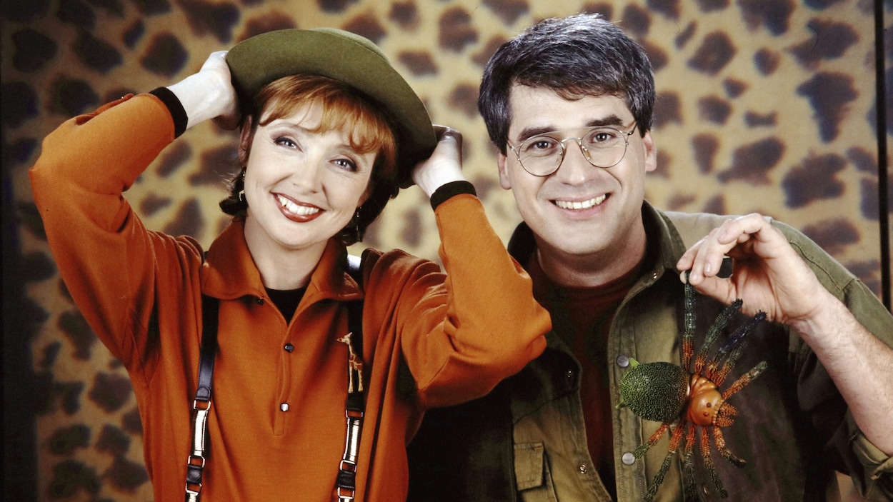 Les animateurs Sylvie Lussier et Pierre Poirier posent en tenue d'explorateurs.