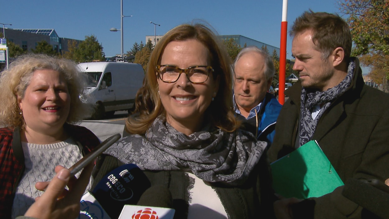 Anne Guérette répond aux questions des journalistes lors d’une mêlée de presse sur le campus de l’Université Laval. Anne Guérette répond aux questions des journalistes lors d’une mêlée de presse sur le campus de l’Université Laval.