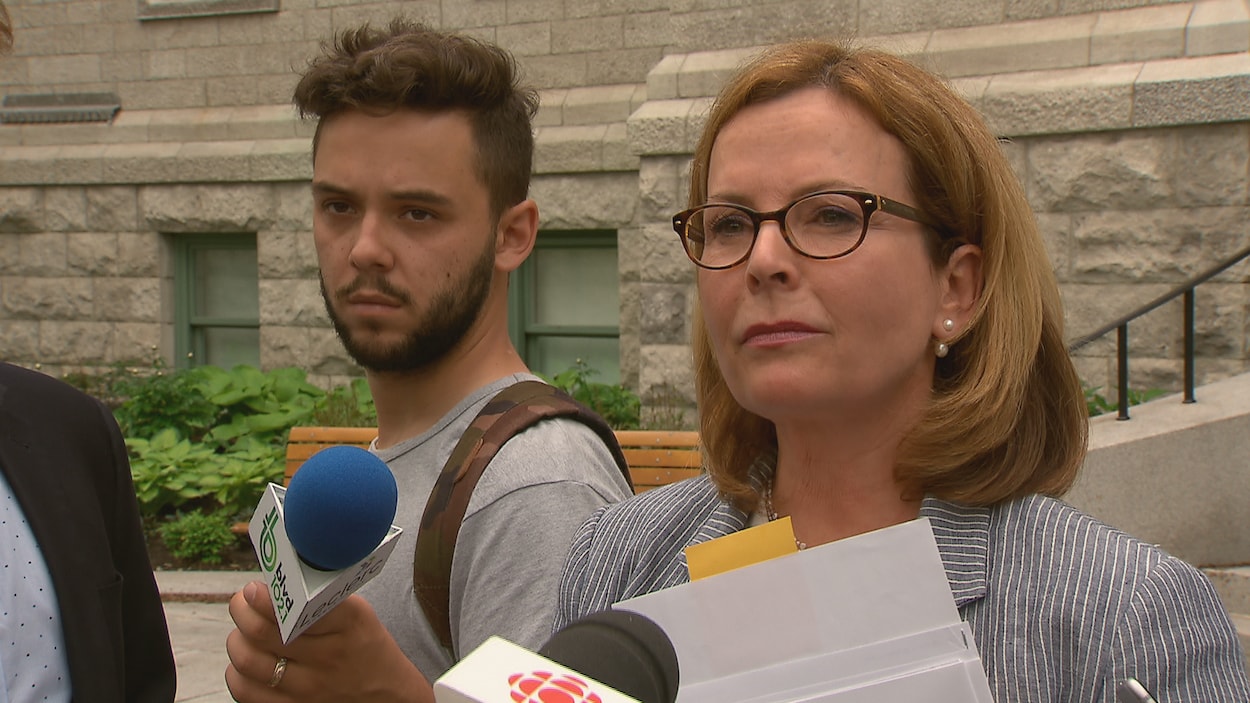 La chef de l'opposition à l'Hôtel de Ville de Québec, Anne Guérette, lors d'un point de presse en marge du conseil municipal La chef de l'opposition à l'Hôtel de Ville de Québec, Anne Guérette, lors d'un point de presse en marge du conseil municipal