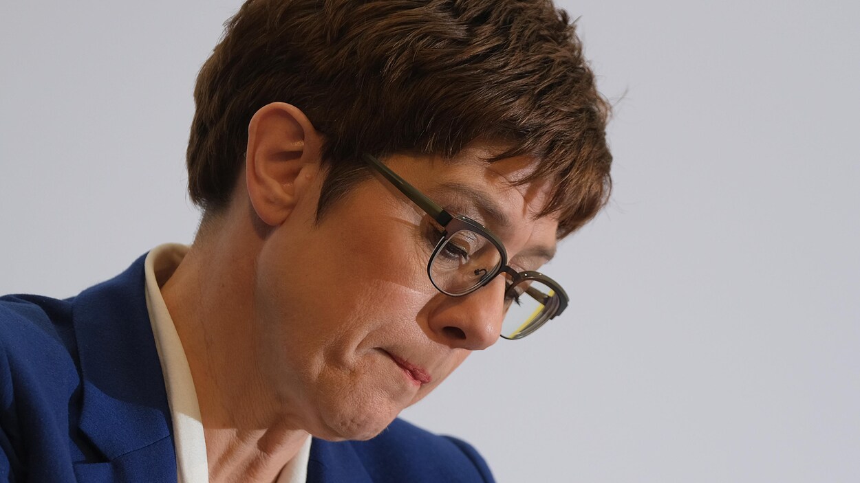 Gros plan d'Annegret Kramp-Karrenbauer, les yeux baissés.