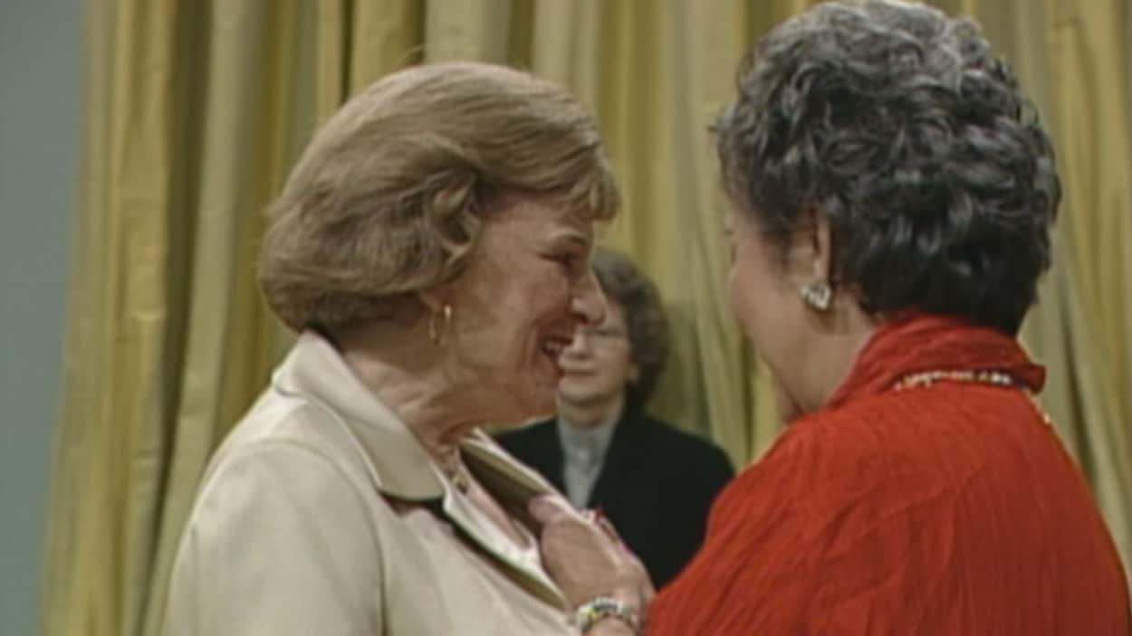 Annette Saint-Pierre qui reçoit l'Ordre du Canada.