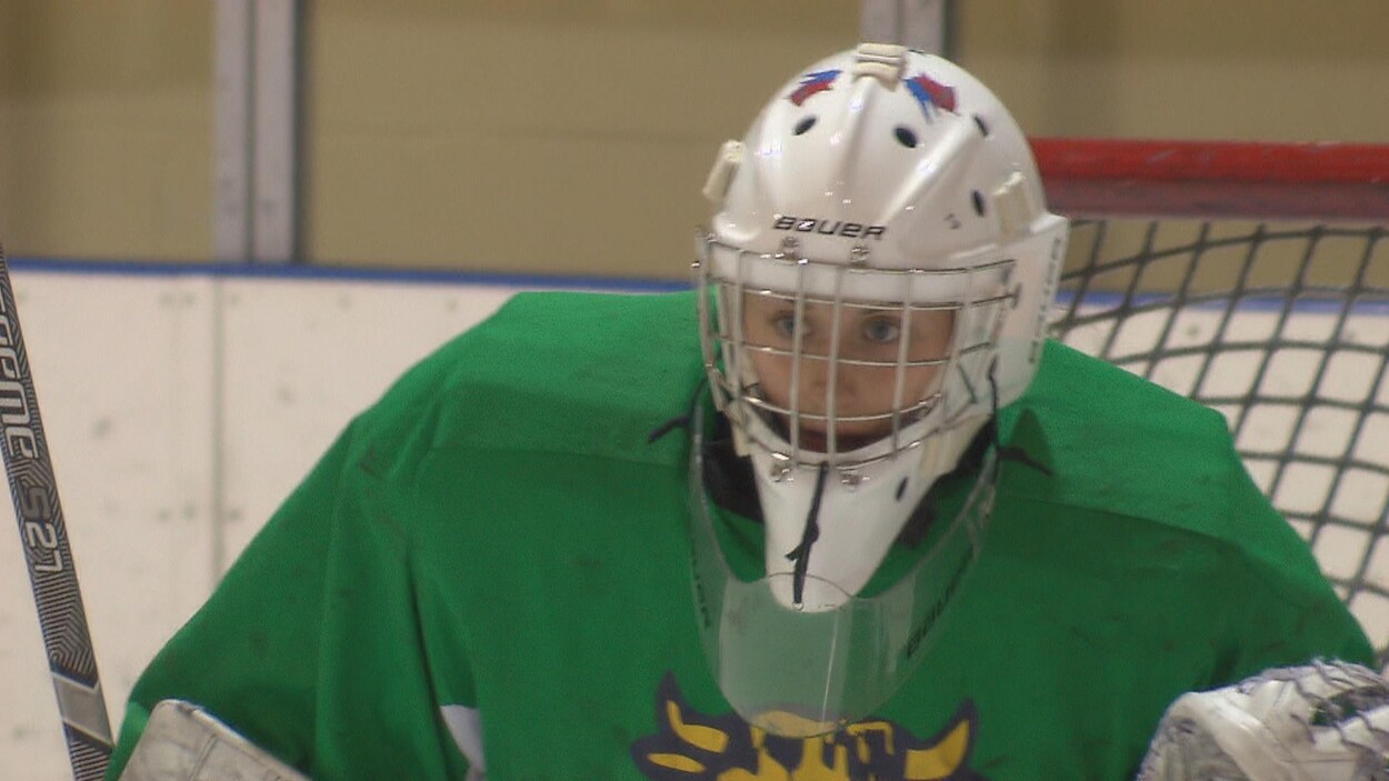 Annick Boudreau suit des yeux la rondelle pendant un entraînement matinal avec les Matadors de l'école Mathieu-Martin.
