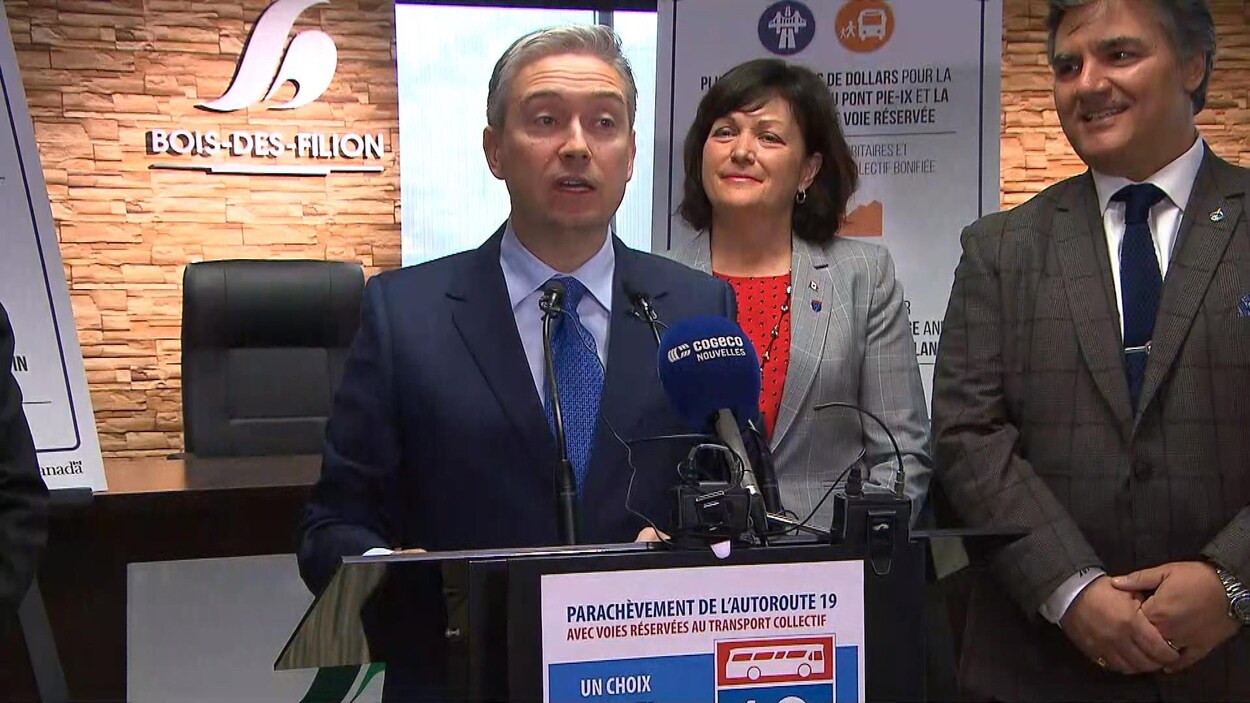 Le ministre de l'Infrastructure, François-Philippe Champagne, s'adresse aux journalistes à la mairie de Bois-des-Filion.