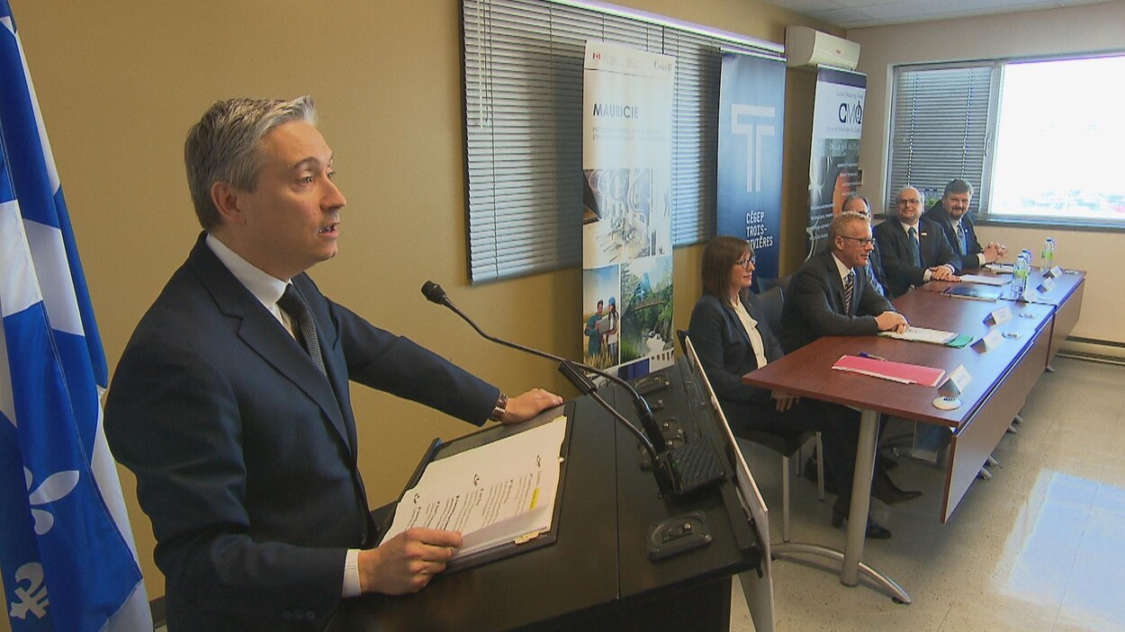 Le ministre François-Philippe Champagne au micro lors d'une annonce à Trois-Rivières