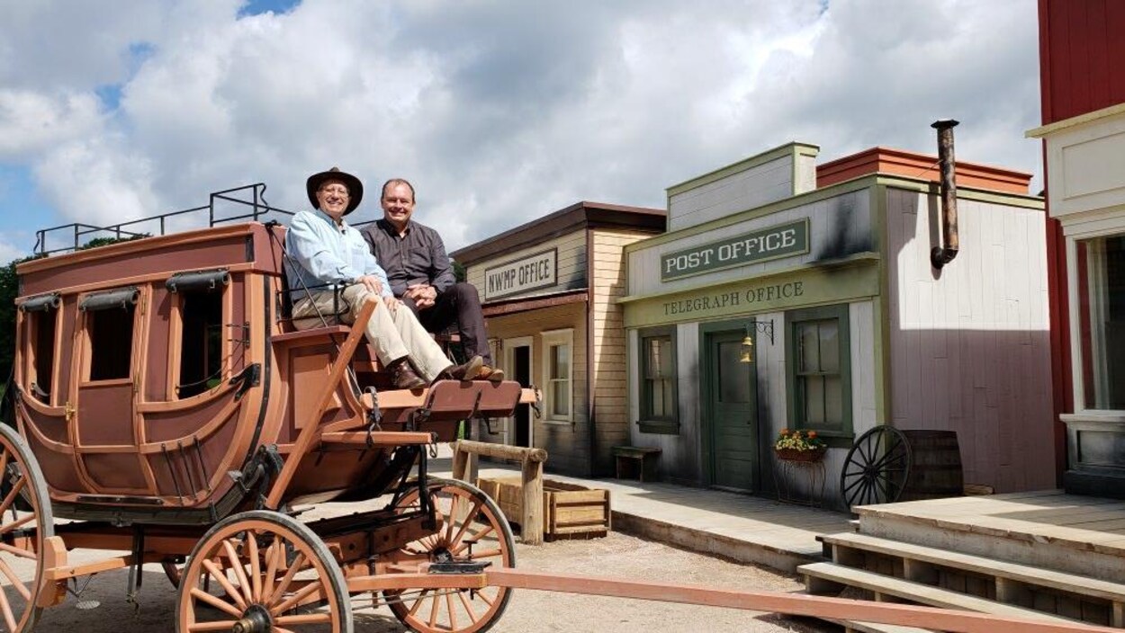 Vic Fedeli sur un carrosse western.