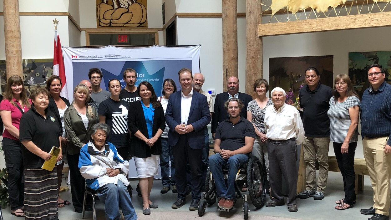 Un groupe de personne posant dans un centre culturel autochtone.
