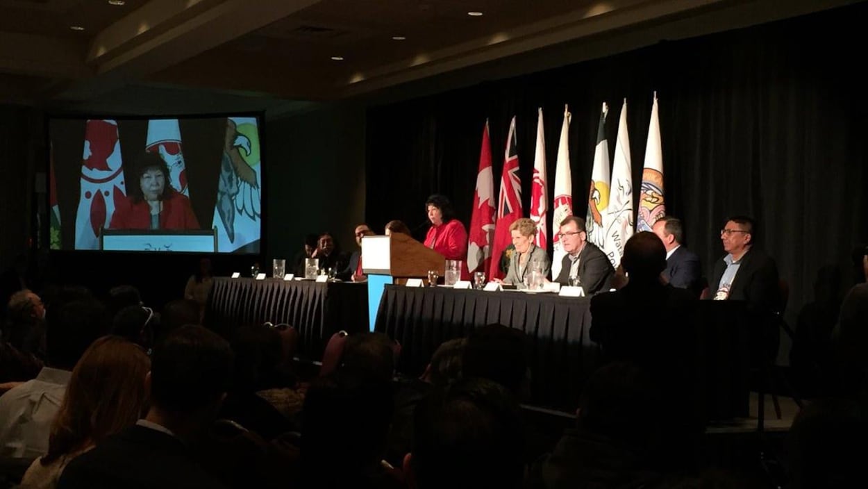 Une dizaine de politiciens sont assis à une table lors d.une conférence de presse à Thunder Bay, dans le Nord-Ouest de l'Ontario. Une dizaine de politiciens sont assis à une table lors d.une conférence de presse à Thunder Bay, dans le Nord-Ouest de l'Ontario.