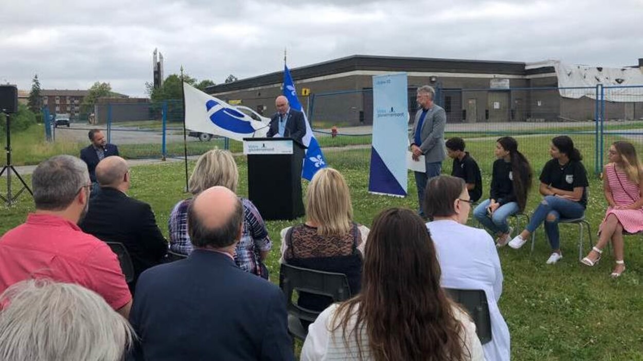 Des dignitaires se succèdent au micro pour commenter l'attribution de 25 millions de dollars par le gouvernement du Québec.