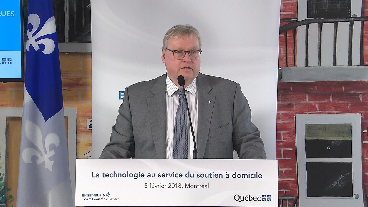 Gaétan Barrette s'adresse aux journalistes.