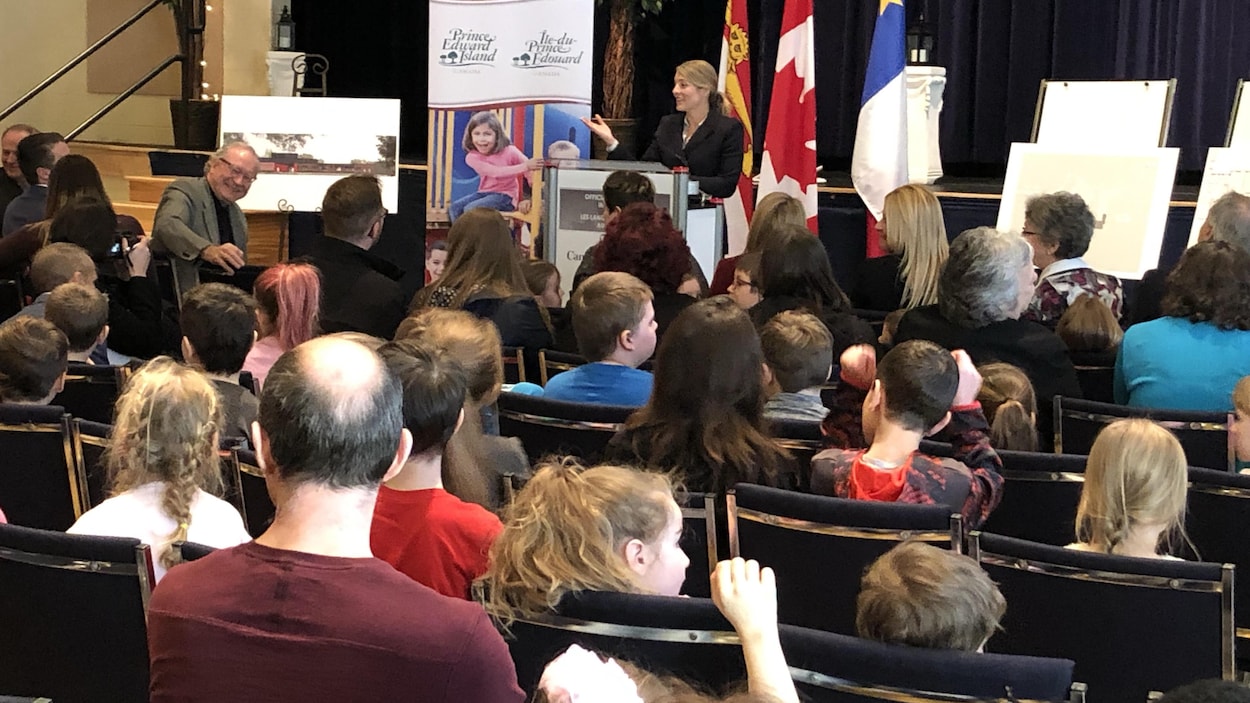 La ministre Mélanie Joly fait son annonce devant une foule réjouie, à Summerside.