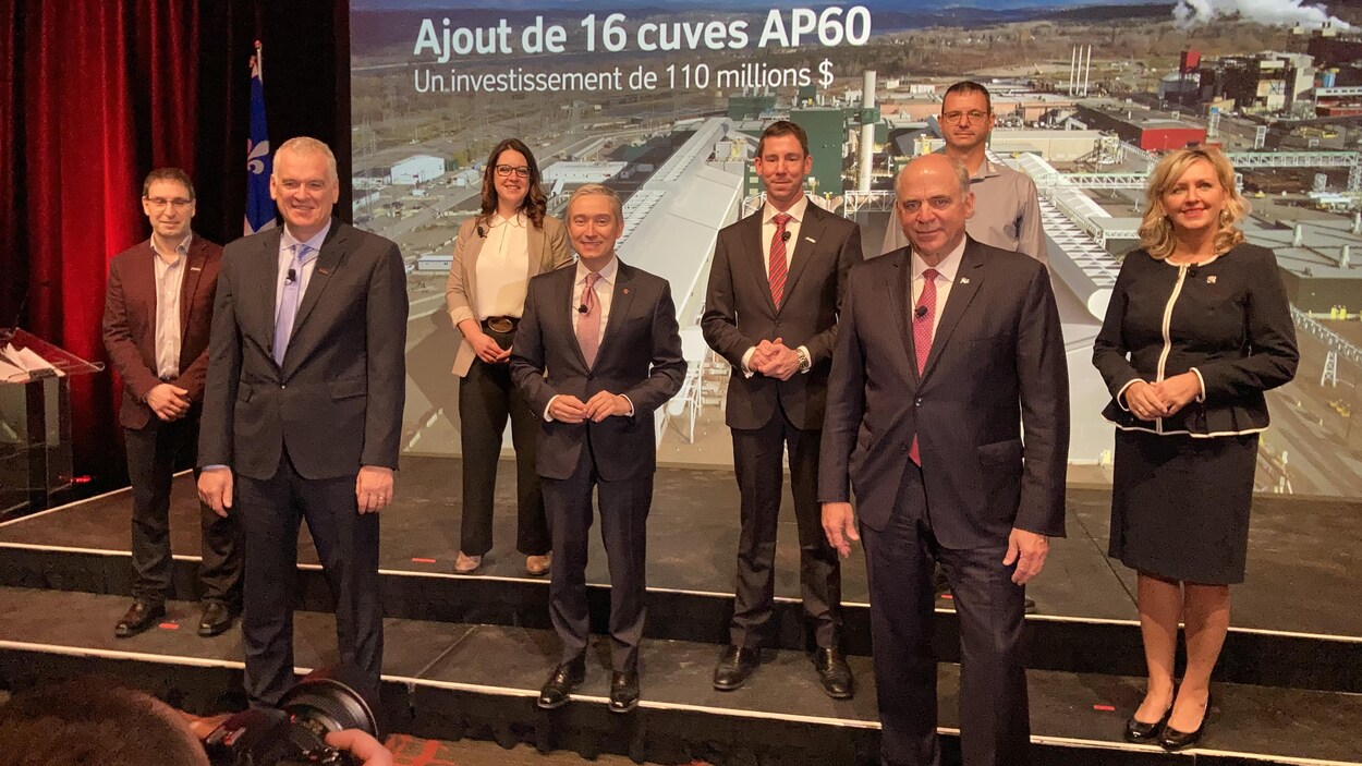 Un groupe de personnes sur scène.
