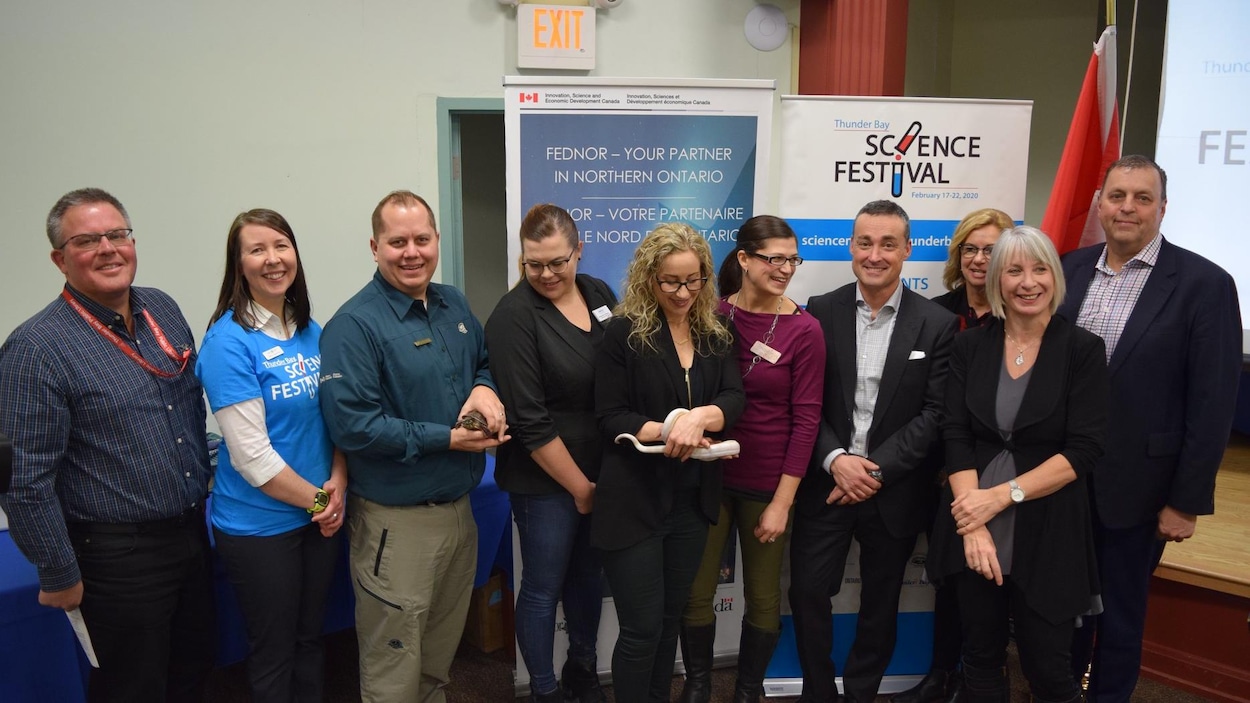Du personnel de Science Nord posent pour une photo avec des reptiles et la députée Patty Hajdu.