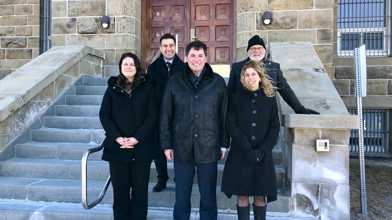 Dominic LeBlanc devant le pénitencier de Dorchester.