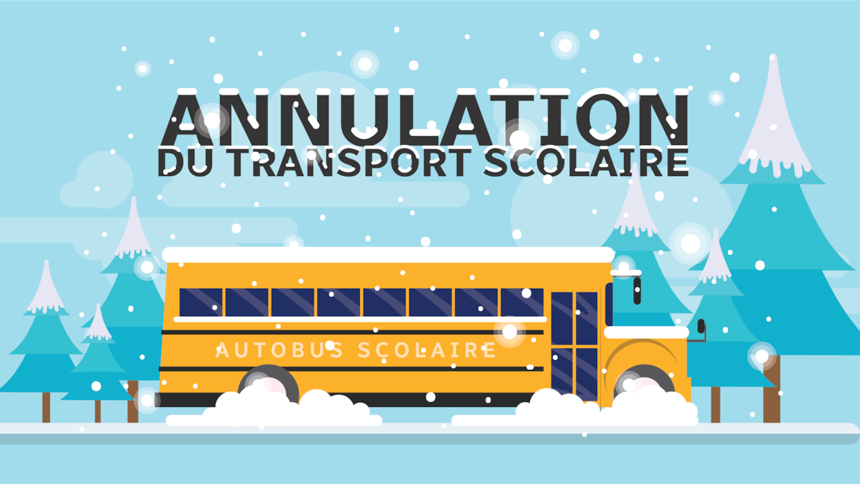 Un autobus dans la neige, avec des arbres derrière.