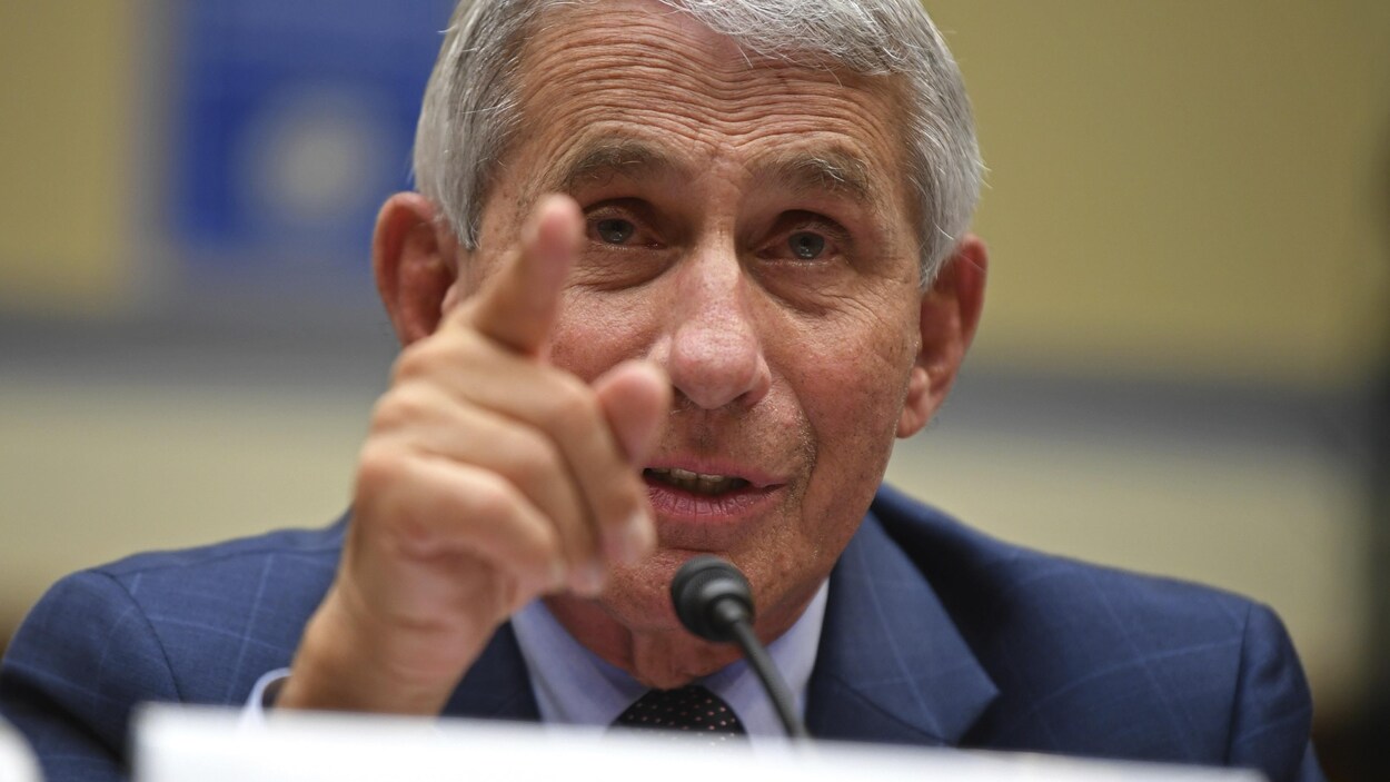Anthony Fauci parle en levant l'index pour pointer.
