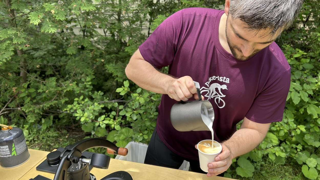 Un Sherbrookois traversera le Canada à vélo en offrant du café
