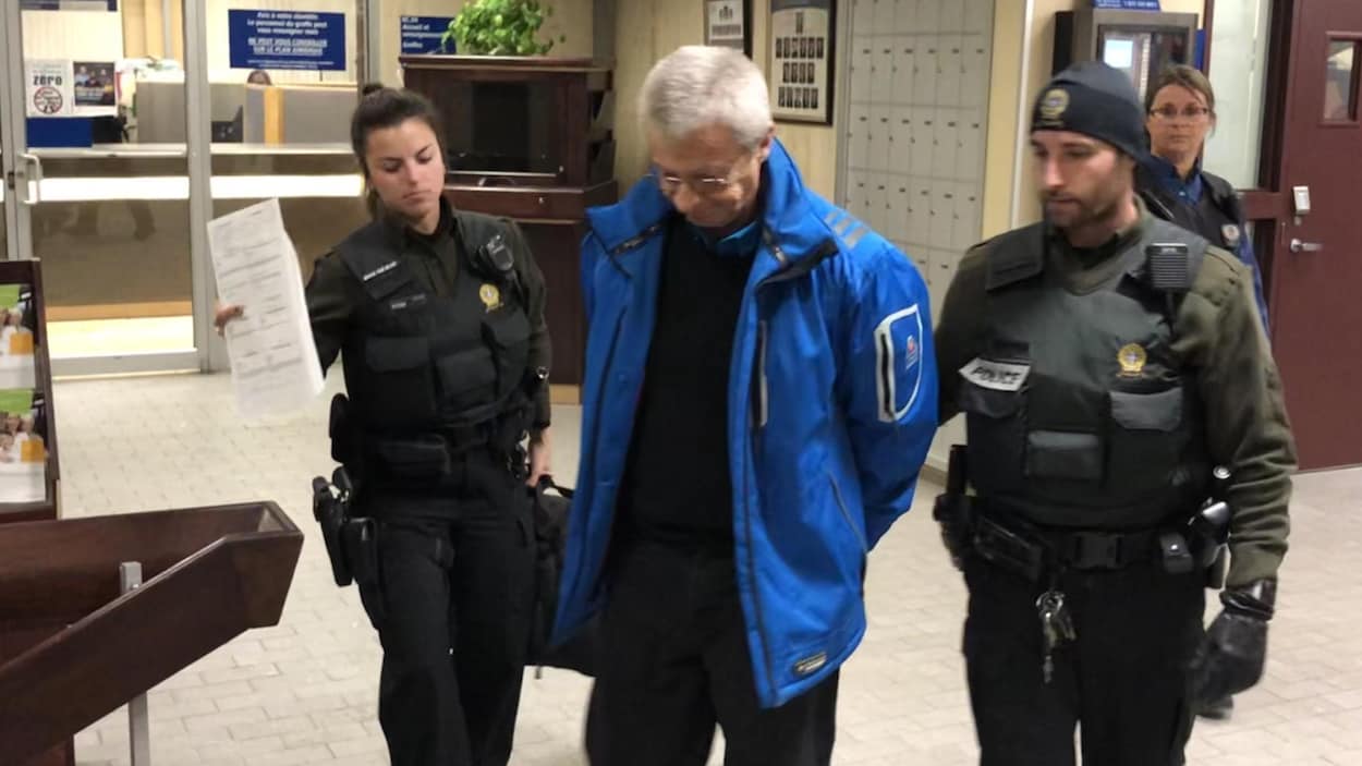 Anthony Willcott est sorti du palais de justice de Sept-Îles escorté par des policiers.