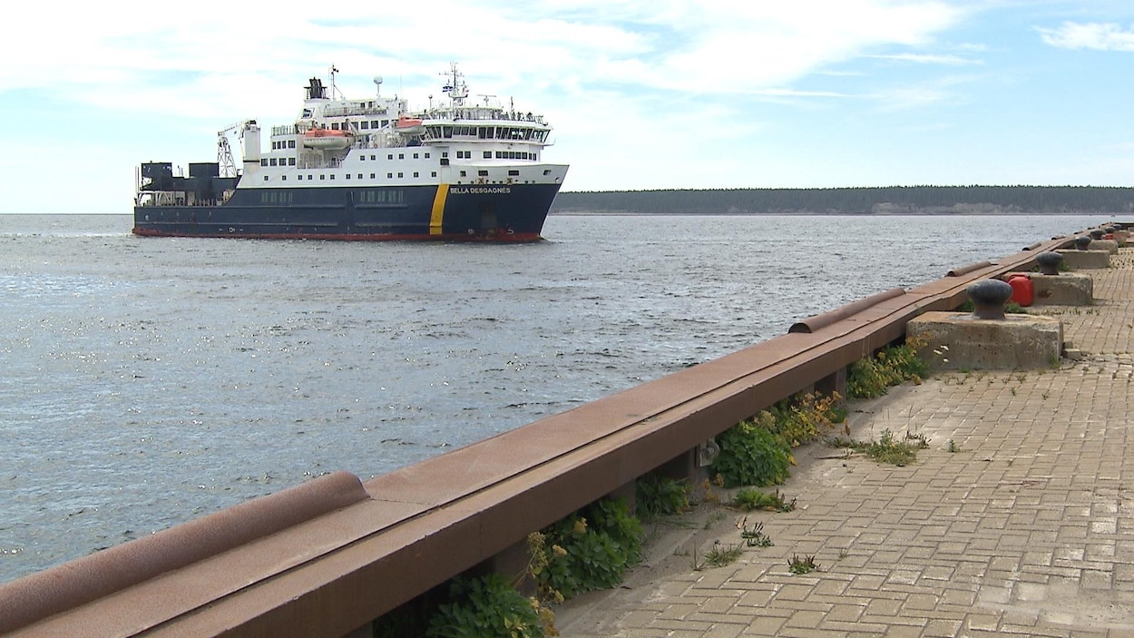 Le navire Belle-Desgagné est en direction du quai de Port-Menier sur l'Île d'Anticosti d'où la photo a été prise.
